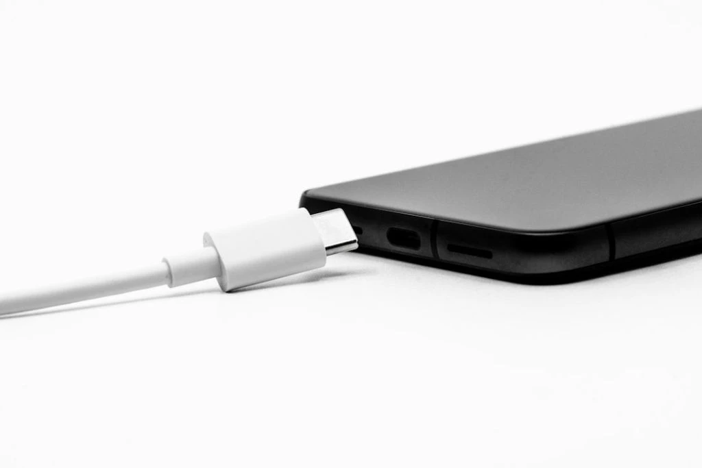 Смартфон погано заряджається через USB-C: причиною може бути звичайний бруд у роз’ємі